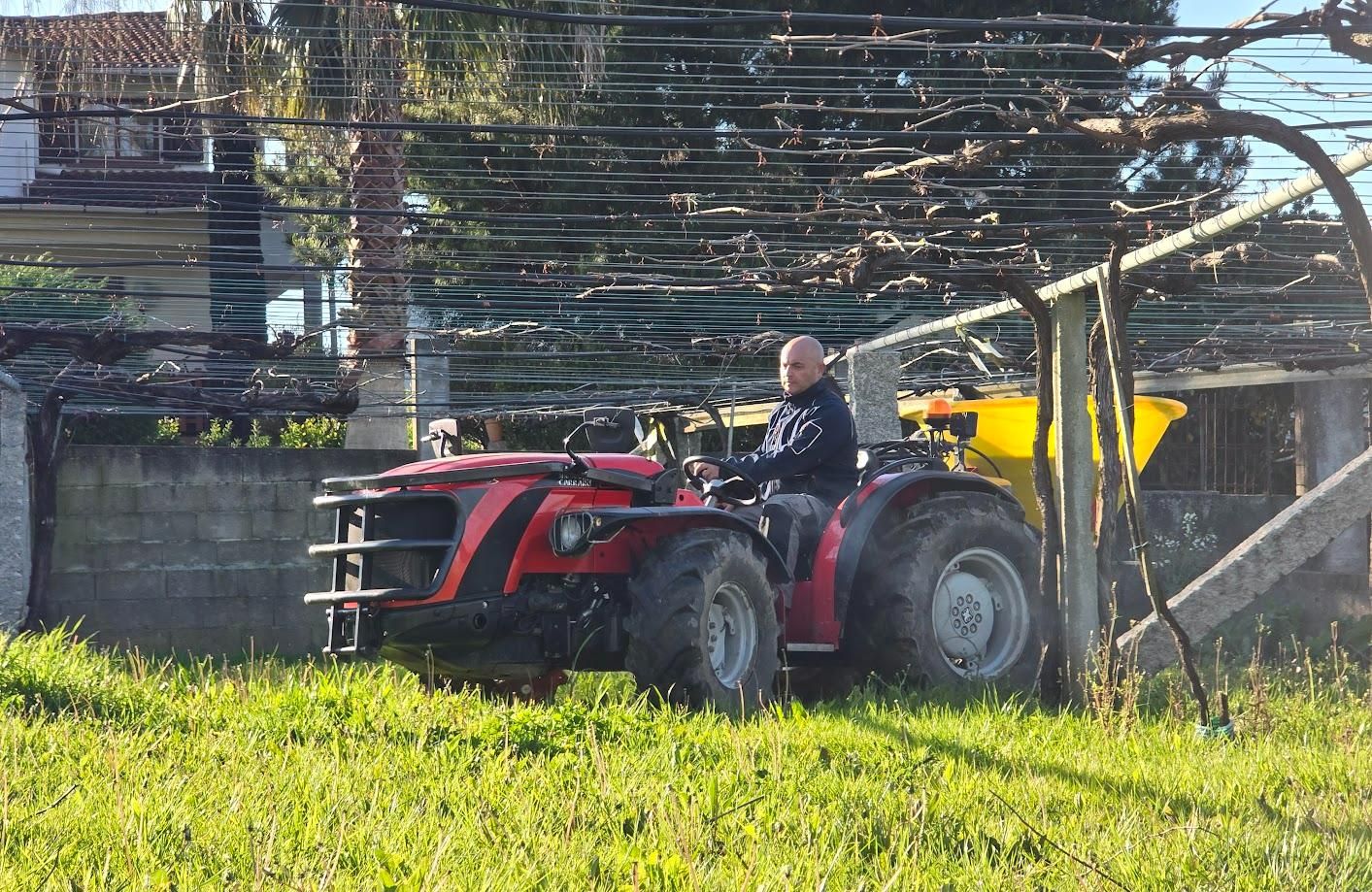 Arousanos aprovechando el buen tiempo para preparar sus tierras de cultivo.