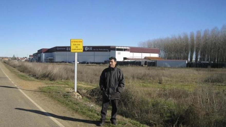 El alcalde de Santa Cristina, Pablo Rubio, en la mañana de ayer, posando en los terrenos del futuro polígono industrial.