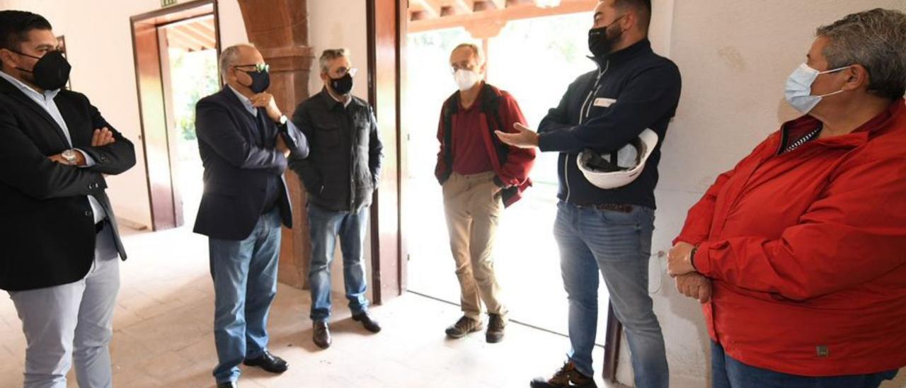 Casimiro Curbelo, segundo por la izquierda, visita las instalaciones.