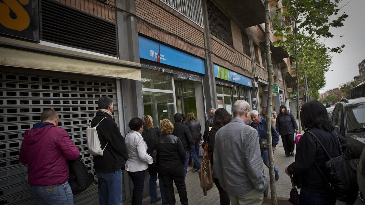 Cola de parados en una oficina de empleo de Barcelona. 