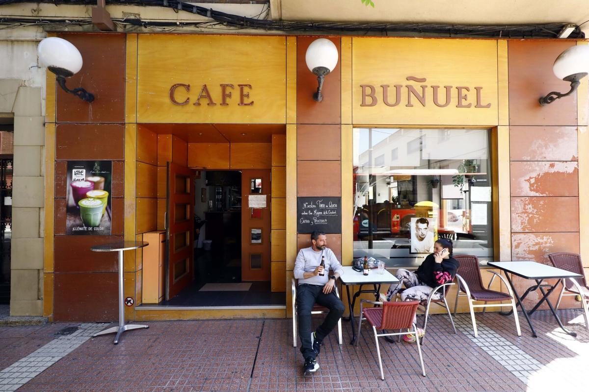 En imágenes | El Buñuel, el café de barrio de ambiente acogedor con una de las mejores tartas de queso de Zaragoza