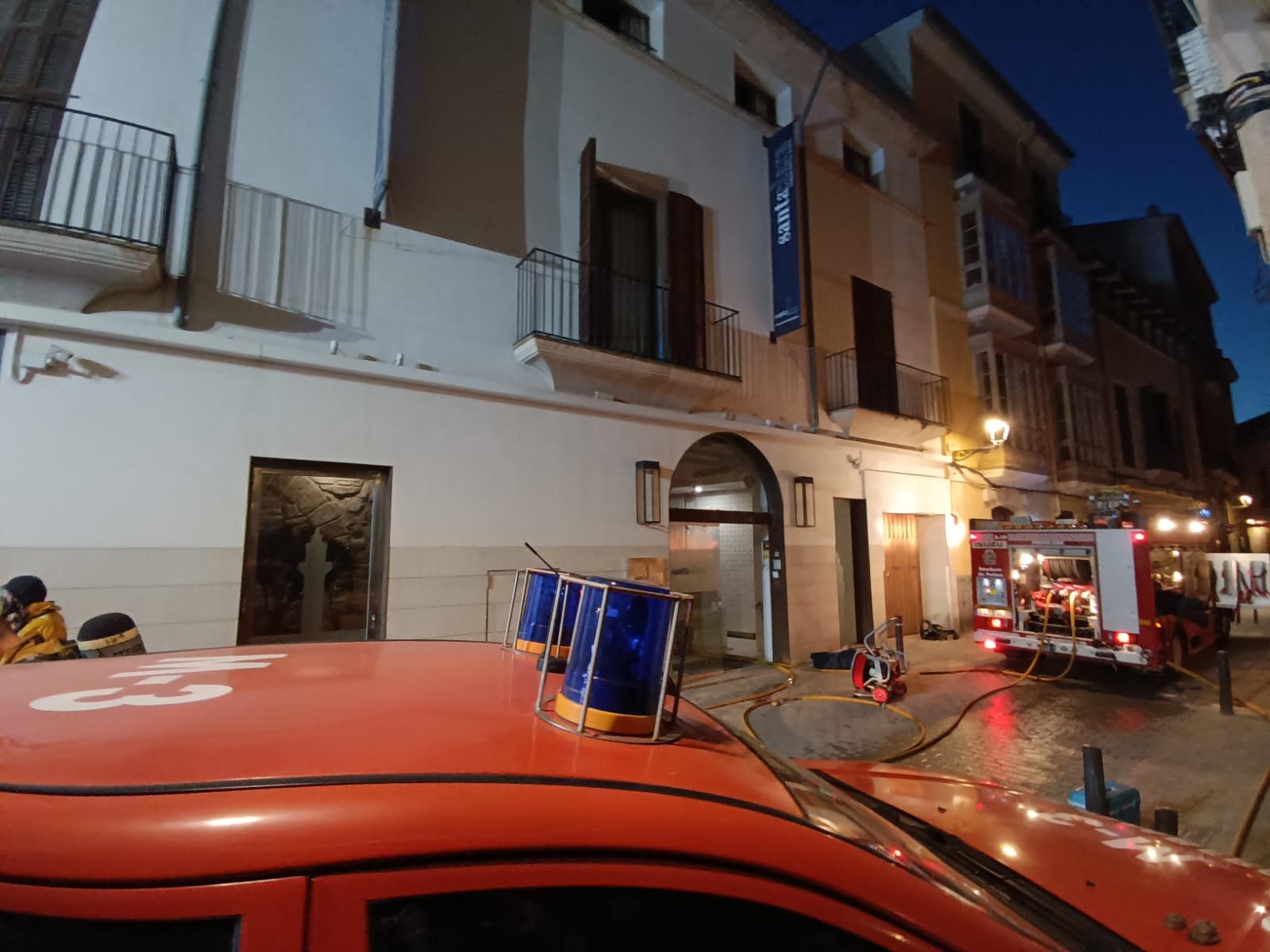 Desalojan un hotel del casco antiguo de Palma por un incendio en el spa