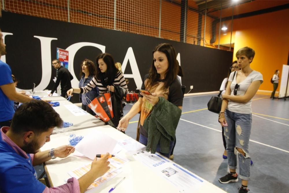 Entrega de dorsales de la Carrera de la Mujer