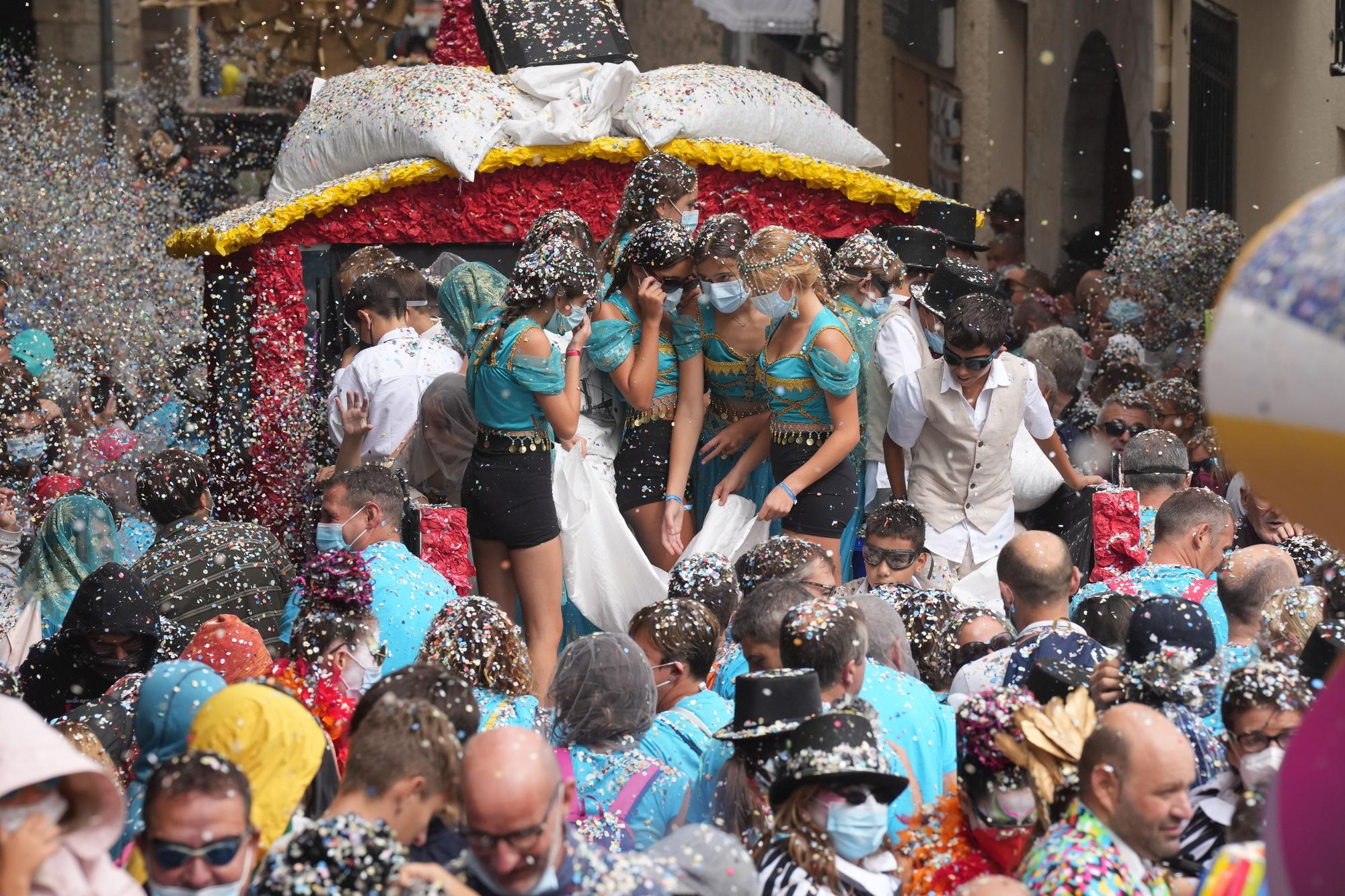 Búscate en el desfile de carrozas y disfraces de l'Anunci de Morella