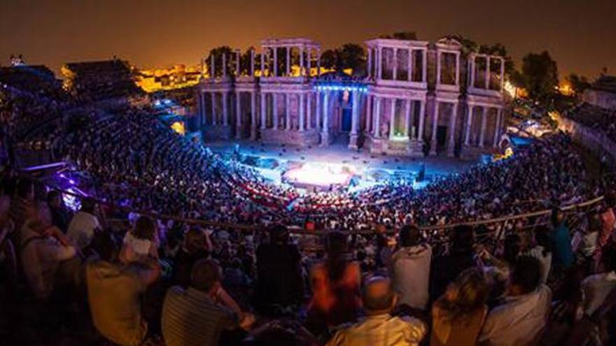 Puesta a punto en el teatro romano para la gala de los Premios Ceres