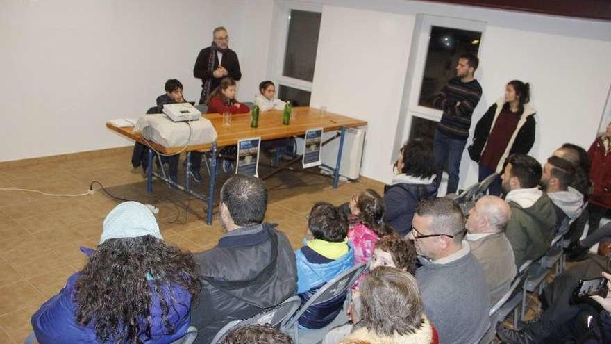 Un momento de la presentación del trabajo del colegio de O Hío en la Casa da Unión. // Santos Álvarez