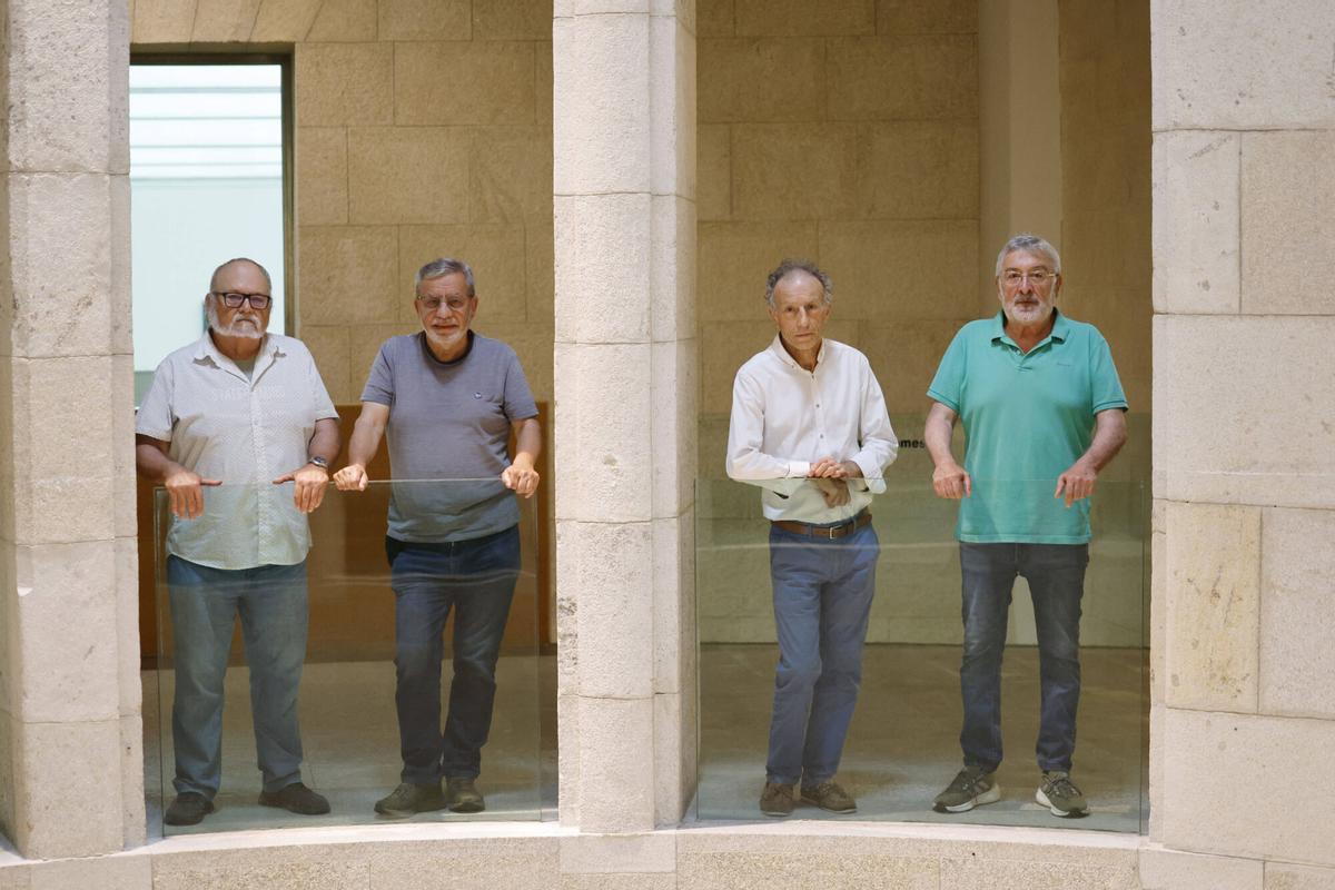 Vigo. Víctimas de torturas durante el Franquismo en Vigo, con motivo del Día Internacional en Apoyo de las Víctimas de Tortura (26 de junio). Suso Vázquez (de verde), Paco Montes (con barba y gafas, y camisa blanca), Manolo Reboiras (de gris), y Xosé María Brañas