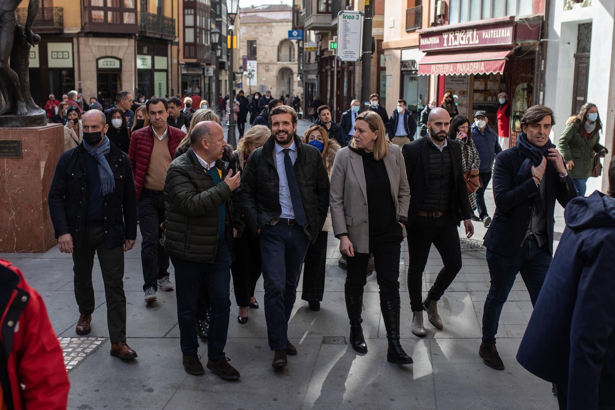 Pablo Casado pasea por Zamora