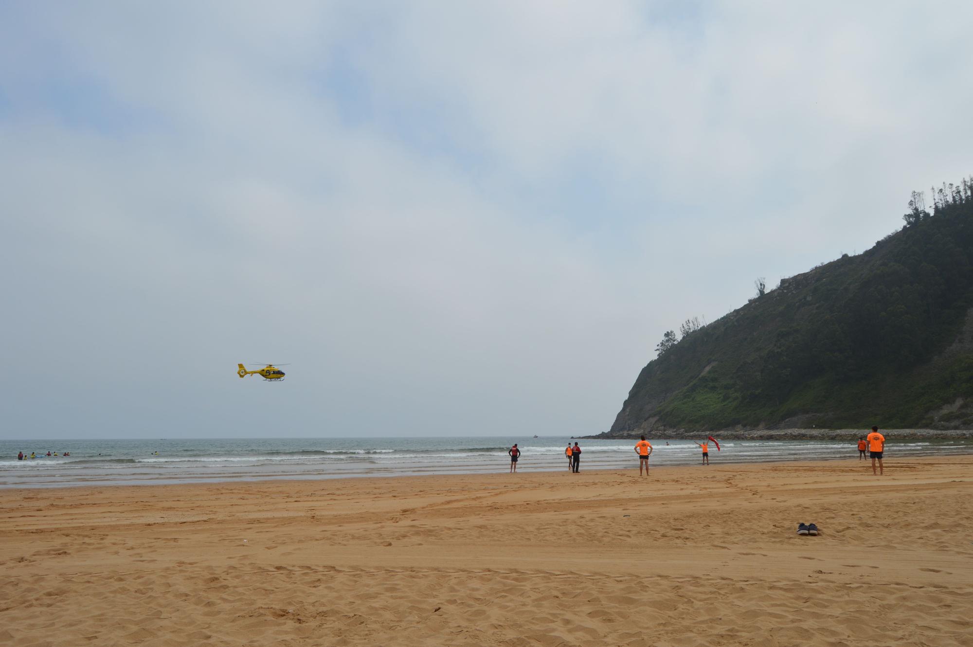 Así fue el simulacro de Salvamento en la playa de Rodiles