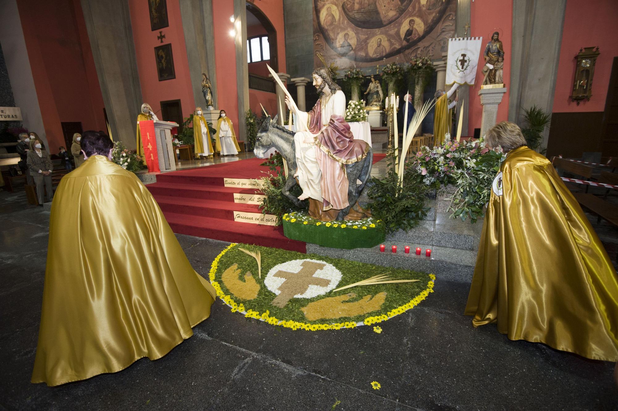 Semana Santa A Coruña 2021 | Misa y bendición de Ramos con La Borriquita en el interior