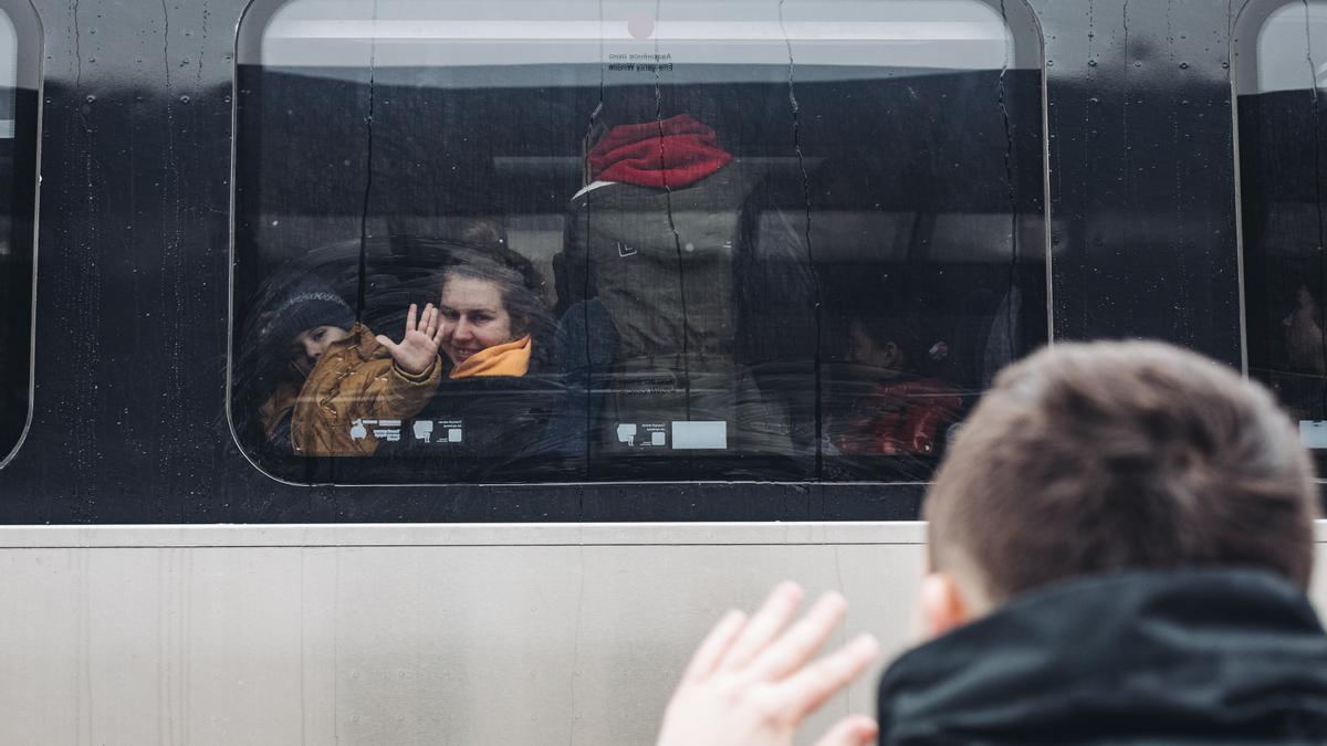 Un pare diu adeu al seu fill i la seva dona a Kíev, que abandonen la ciutat davant l'atac rus