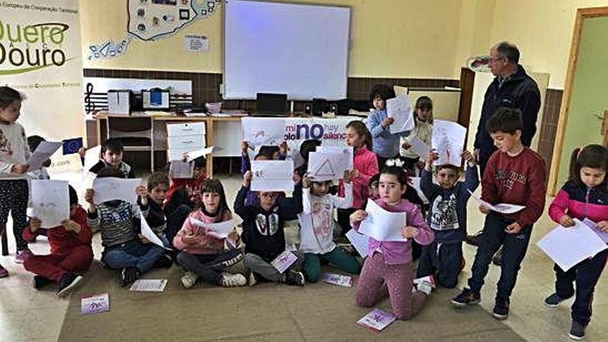 Los niños del colegio de Alcañices participan en el taller contra la violencia.