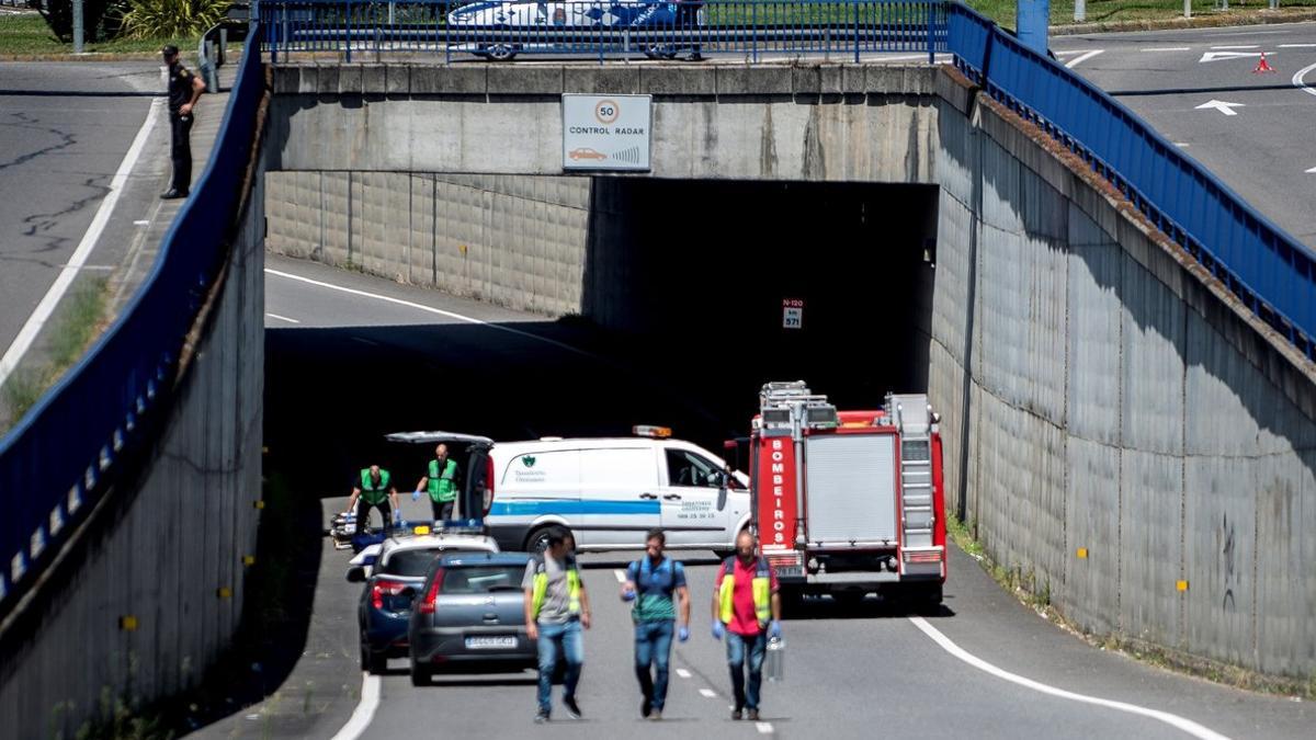 Efectivos de emergencias acuden este lunes al lugar donde dos personas, madre e hijo de 70 y 27 años, han fallecido después de que se precipitaran desde lo alto de una pasarela a la carretera de la N-120, ubicada en las inmediaciones de la estación d