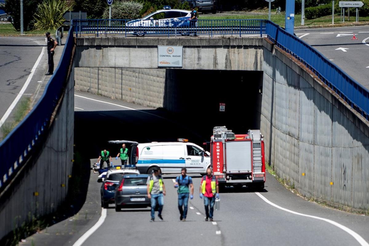 GRAF3020. OURENSE, 05/08/2019.- Efectivos de emergencias acuden este lunes al lugar donde dos personas, madre e hijo de 70 y 27 años, han fallecido después de que se precipitaran desde lo alto de una pasarela a la carretera de la N-120, ubicada en las inmediaciones de la estación de autobuses de Ourense. EFE/ Brais Lorenzo