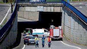 GRAF3020. OURENSE, 05/08/2019.- Efectivos de emergencias acuden este lunes al lugar donde dos personas, madre e hijo de 70 y 27 años, han fallecido después de que se precipitaran desde lo alto de una pasarela a la carretera de la N-120, ubicada en las inmediaciones de la estación de autobuses de Ourense. EFE/ Brais Lorenzo