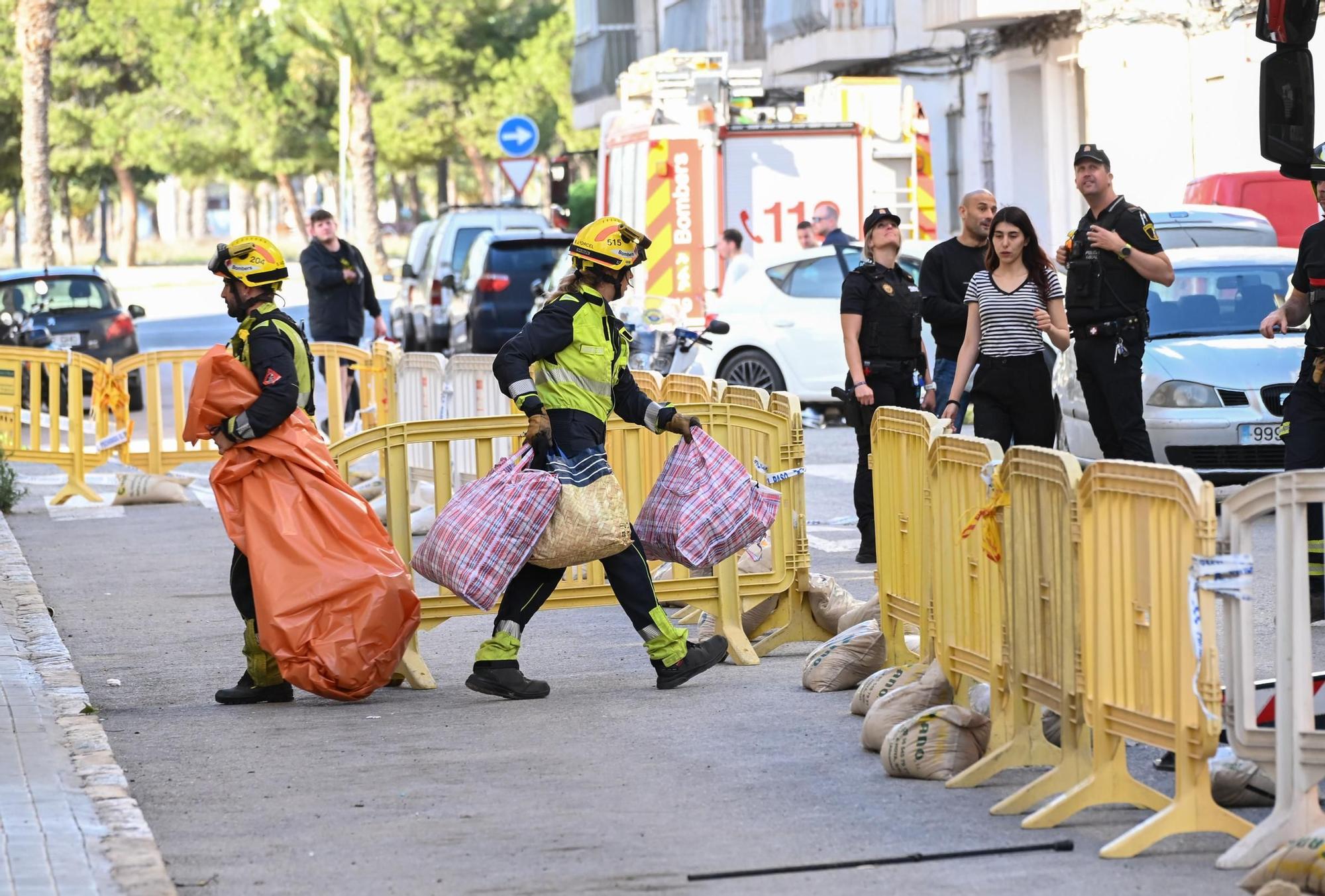 Así están sacando los bomberos las pertenencias de los vecinos desalojados de San Antón en Elche