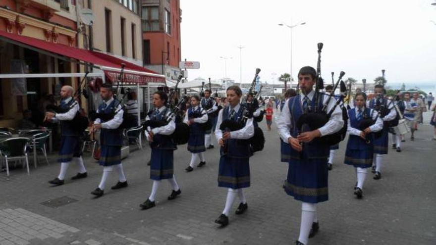 La Banda de Gaitas «Nova Fronteira», de Galicia, sale del muelle candasín.