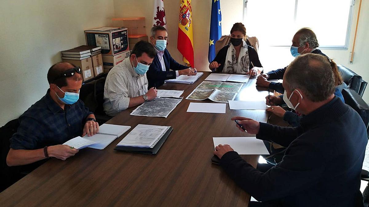 Clara San Damián, en el centro, preside la reunión con los alcaldes de los municipios afectados. | A. B.