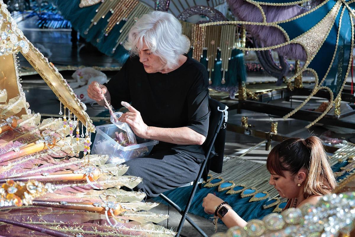 Últimos retoques a un traje antes de la gala.
