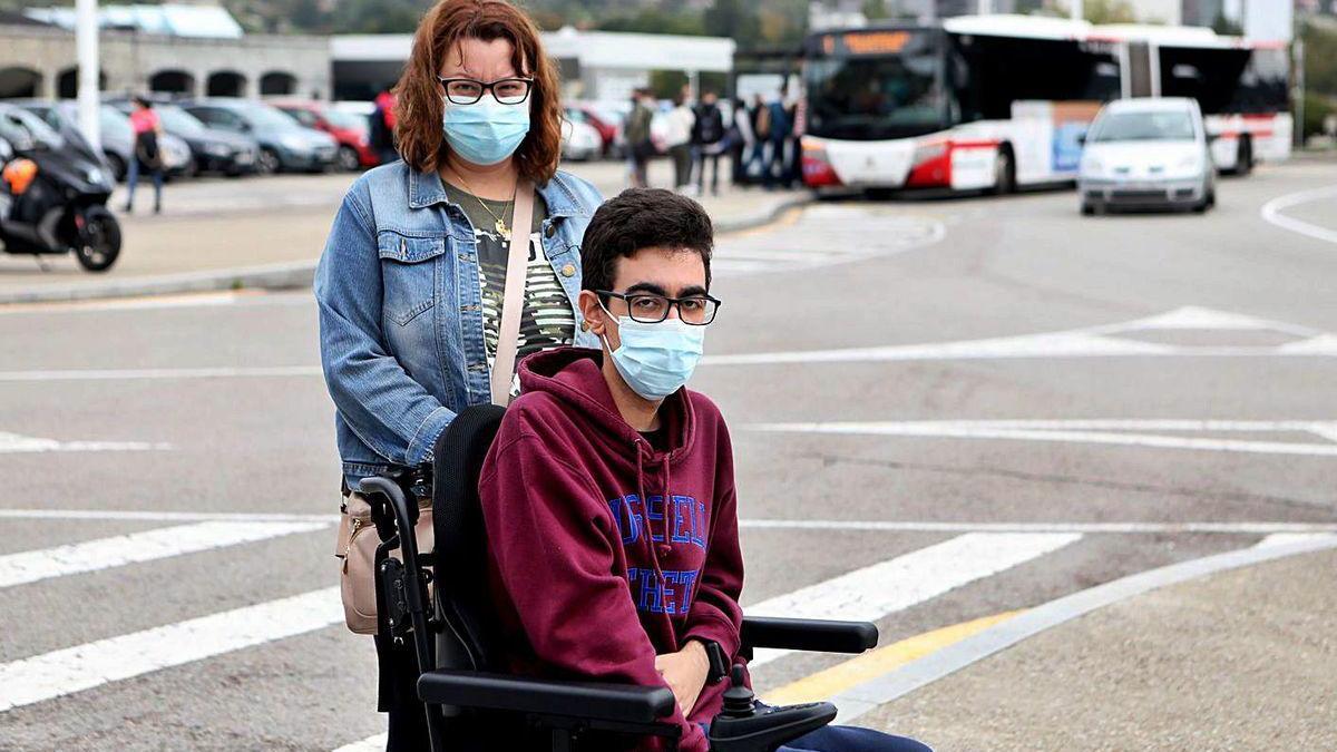 Luisa María Cantero, con su hijo, Martín Vázquez, ayer, en las inmediaciones de la Universidad Laboral.