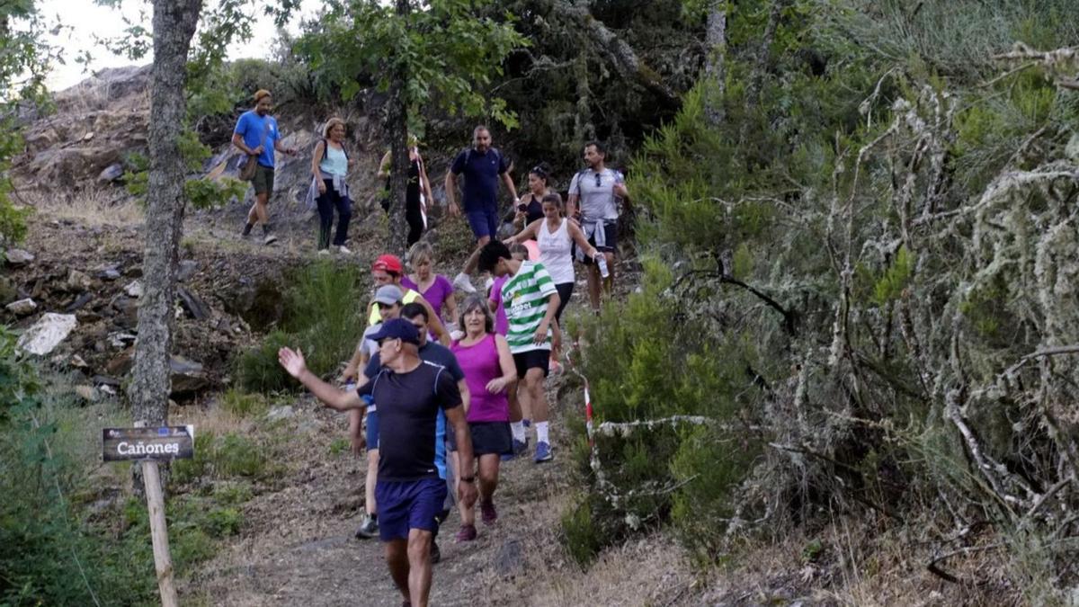 Varios senderistas llegando al Pozo del Río Cañones. | Chany Sebastián