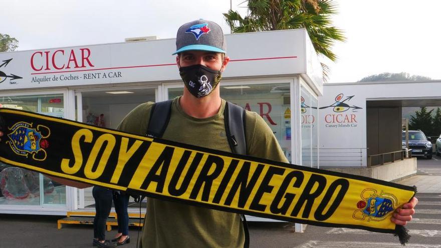 Aaron Doornekamp, a su llegada al aeropuerto Tenerife Norte.