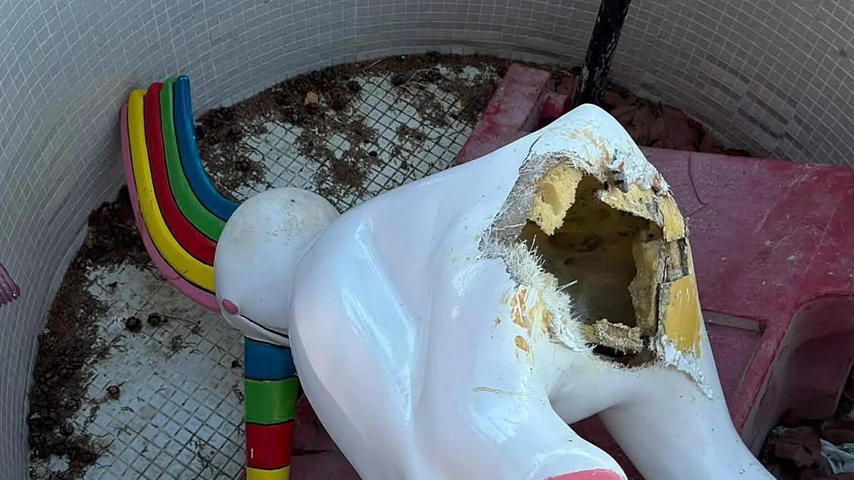 Imagen de la estatua de Curro abandonada tras ser robada.