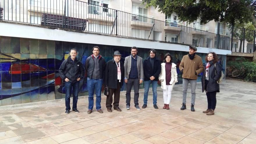 Lluís Castaldo y Joan Pere Català, a ambos lados del alcalde, Antoni Noguera, junto con el resto de asistentes.