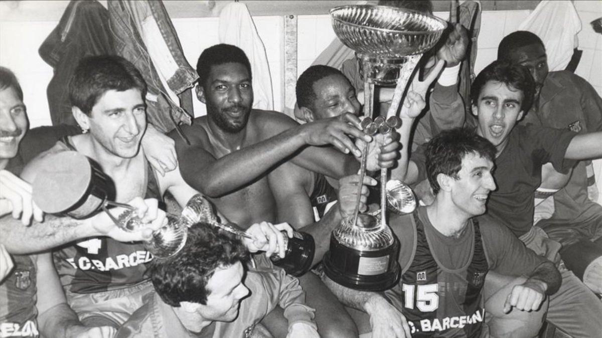 Sibilio junto a Norris y el resto de sus compañeros celebrando un título del Barça