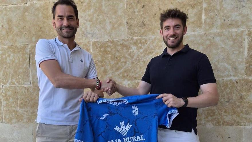 El presidente del Club, Juan Ramón Saludes y el nuevo entrenador.