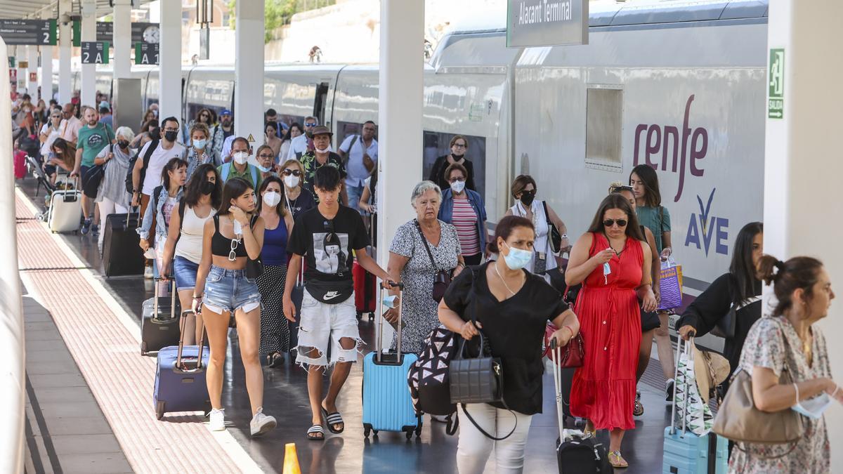 Llegada de turistas a la ciudad de Alicante en un AVE procedente de Madrid.