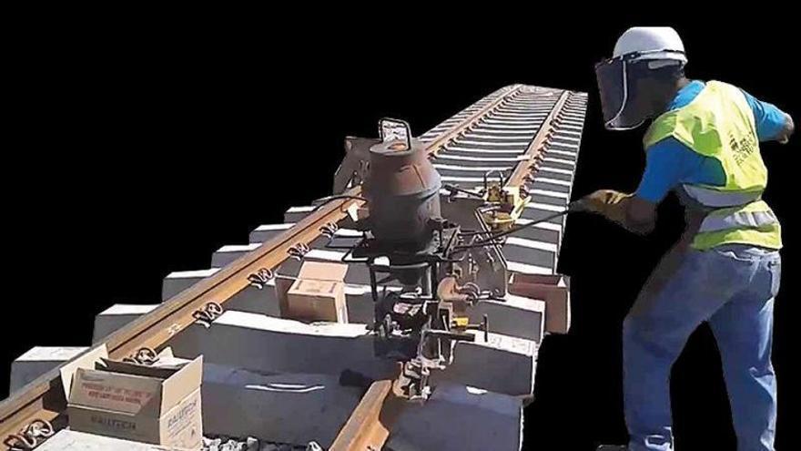 Colocación de aluminio en crisol para soldadura de rieles