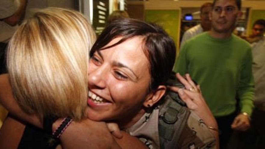 La soldado herida, María Nieves Felipe Betancor, se abraza con su madre Andrea Betancor.