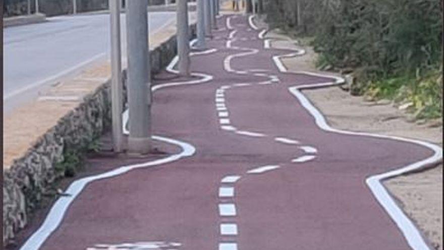 El sinuoso carril bici de Menorca que sortea farolas y se ha viralizado en las redes