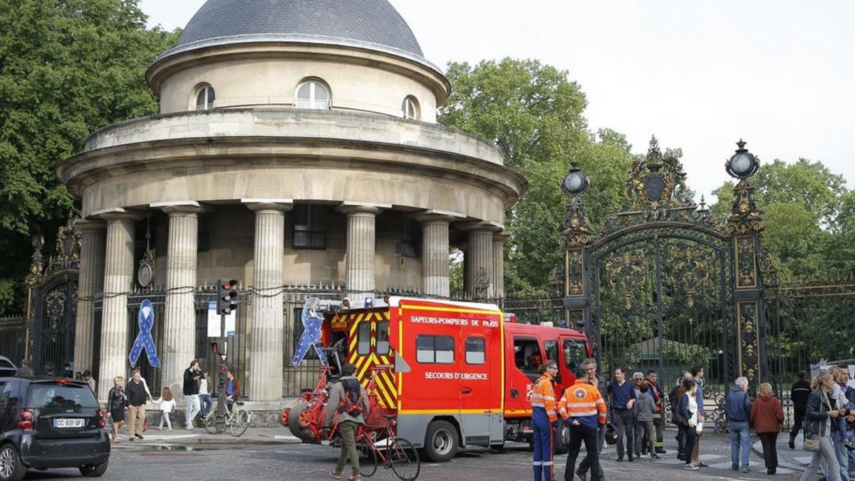 Un vehículo de los bomberos, en la entrada del parque Monceau, en el centro de París, tras el suceso, este sábado.