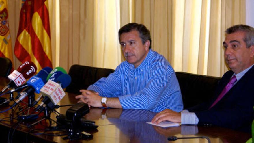 El alcalde de Sant Joan d&#039;Alacant, Manuel Aracil, y el Secretario General de la Universidad Católica San Antonio de Murcia, José Alarcón