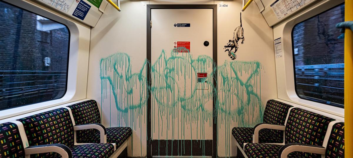 El vagón del metro de Londres con la firma de Bansky.