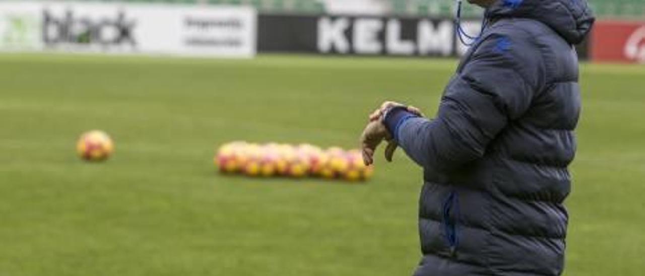 Alberto Toril, ayer, en el entrenamiento del Elche en el estadio Martínez Valero.