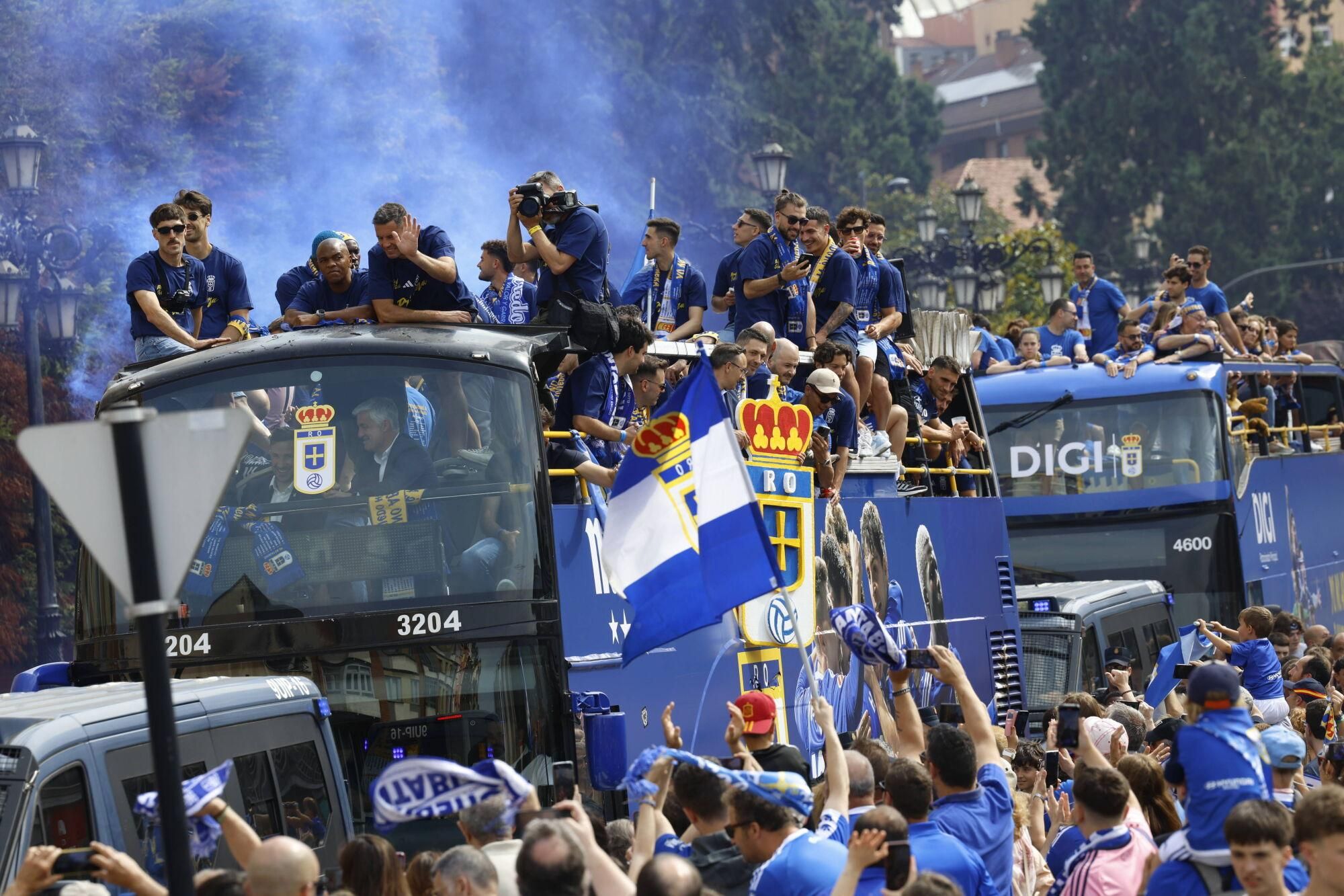 Locura azul en las calles de Oviedo para celebrar el ascenso del equipo a Primera División