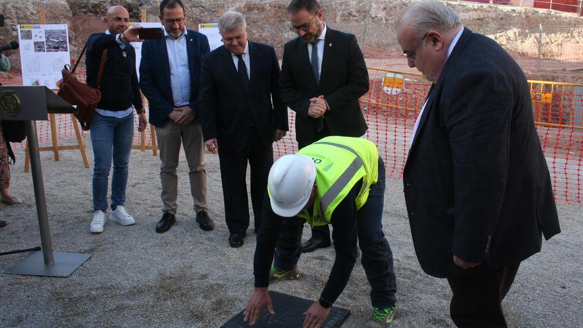 El concejal de Seguridad Ciudadana, el delegado del Gobierno en la Región de Murcia, el alcalde y el secretario de Estado de Justicia, durante la colocación de la primera piedra del Palacio de Justicia, este martes.