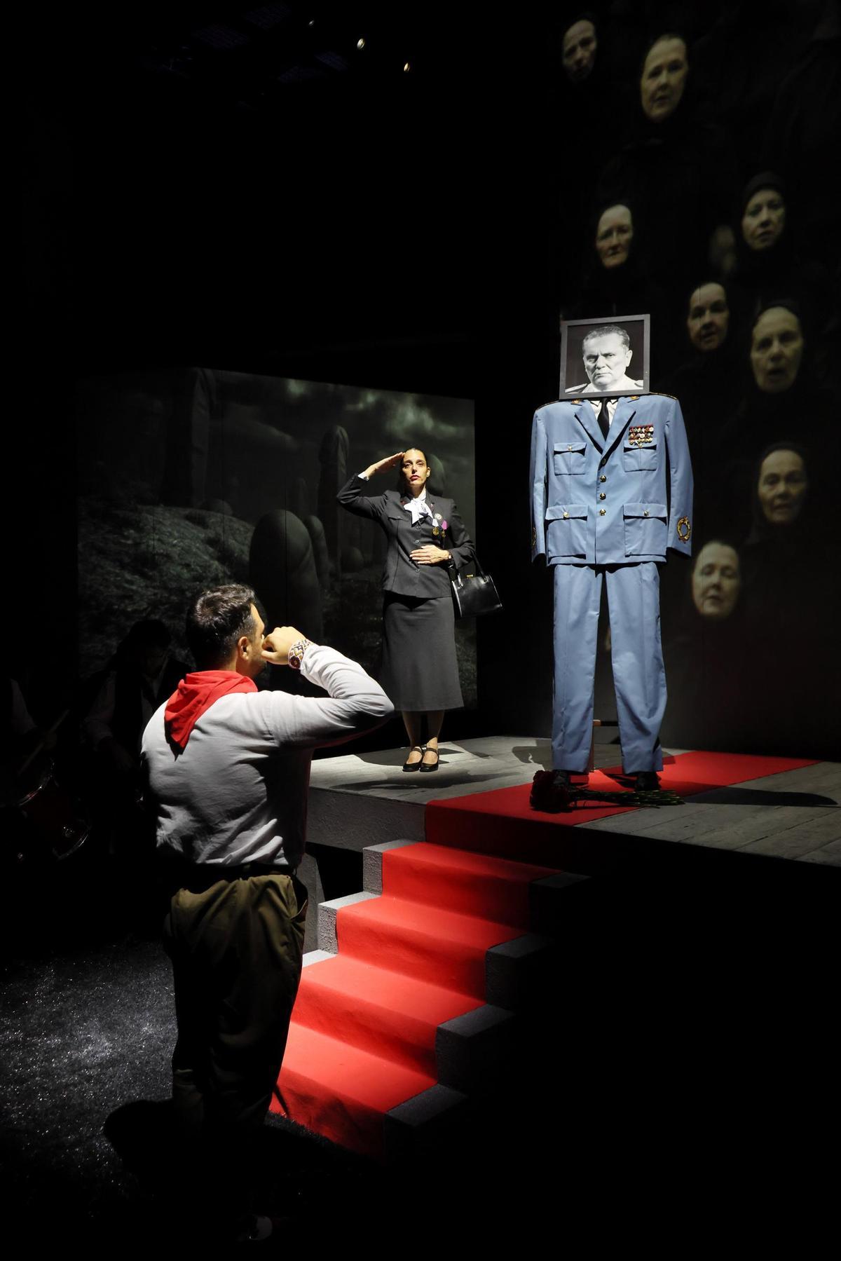 Aleksandar Timotić y Maria Stamenković Herranz (MSH) en Marina Abramović Balkan Erotic Epic