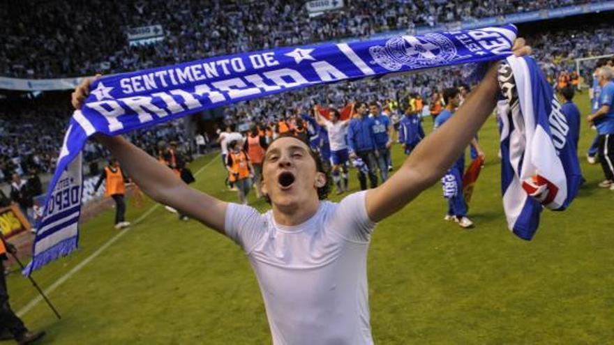 Andrés Guardado celebrando el regreso del Deportivo a Primera División en 2012.