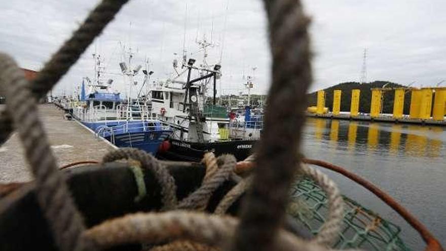 El muelle pesquero. A la derecha, piezas fabricadas en Windar.