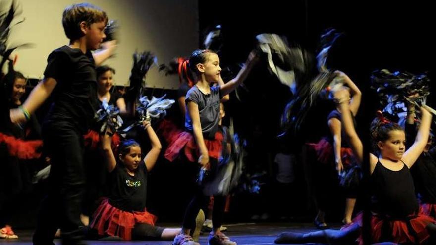 Un instante del festival de fin de curso del Pérez Viondi, ayer, en el Teatro Principal.