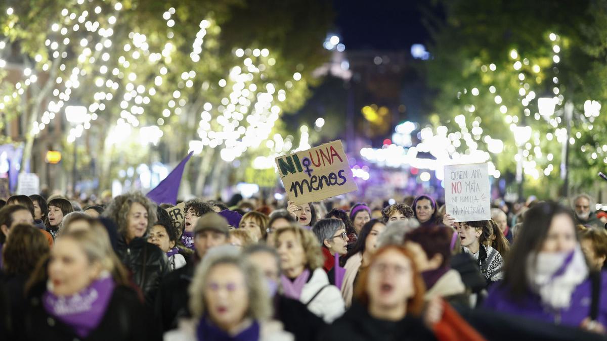 Varias personas participan en la manifestación con motivo del Día Internacional para la Eliminación de la Violencia contra las Mujeres