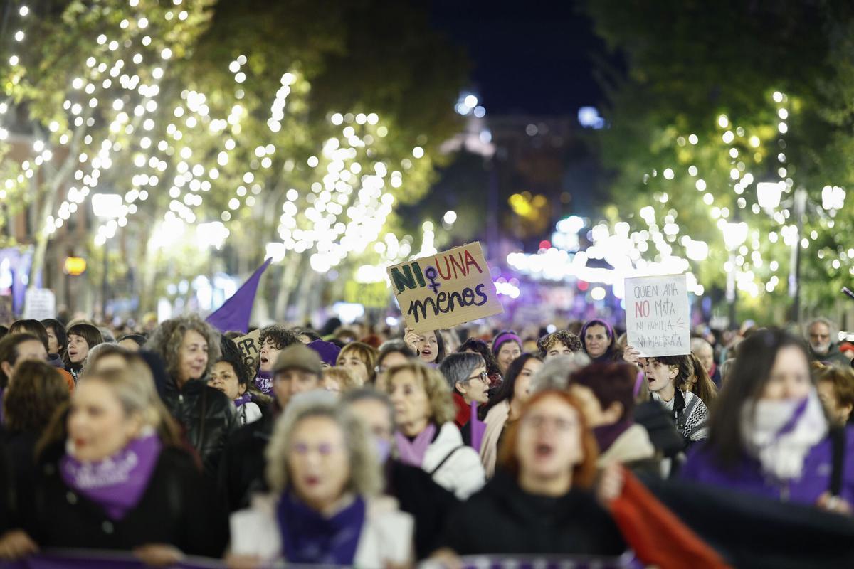 Varias personas participan en la manifestación con motivo del Día Internacional para la Eliminación de la Violencia contra las Mujeres