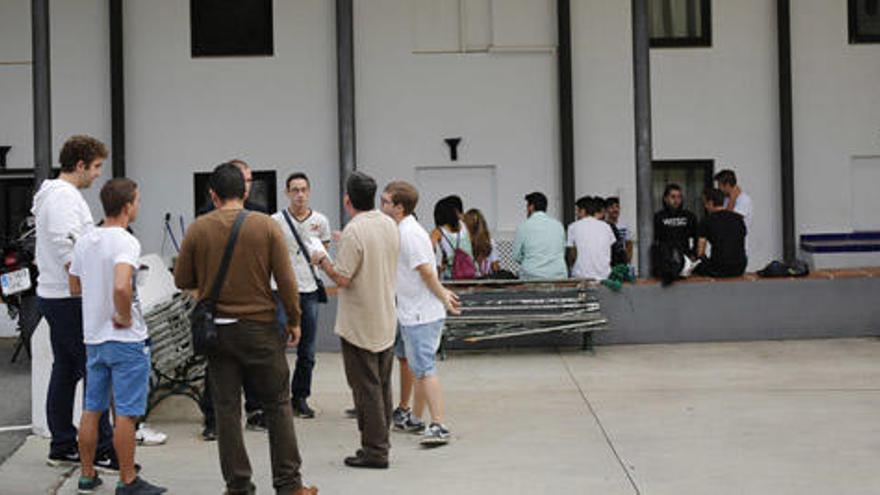 Alumnos en la entrada de La Cónsula, ayer.