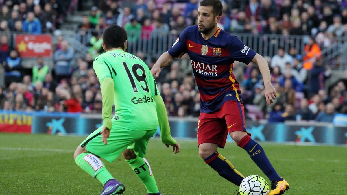 Víctor Rodríguez se enfrenta a Jordi Alba con quién coincidió en el fútbol base blaugrana