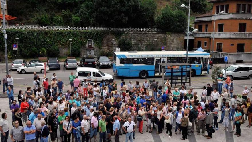 Vecinos de Mieres concentrados en la plaza del Ayuntamiento contra el &quot;Montorazo&quot;.