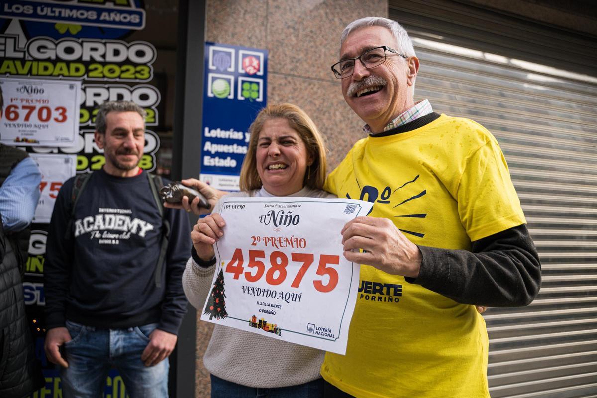 El 45875, el número que se alzó con el segundo premio en la Lotería del Niño y del que tenían papeletas estos dos vecinos de Vigo